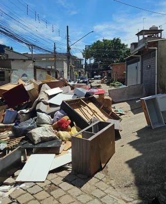 Prefeitura limpa rua afetada por enchente no Jardim Bela Vista